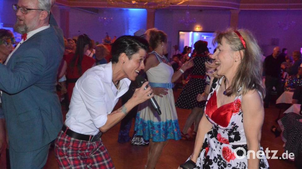 Viele 60s-Fans schwingen das Tanzbein bei der Revival Party. Bild: Kunz
