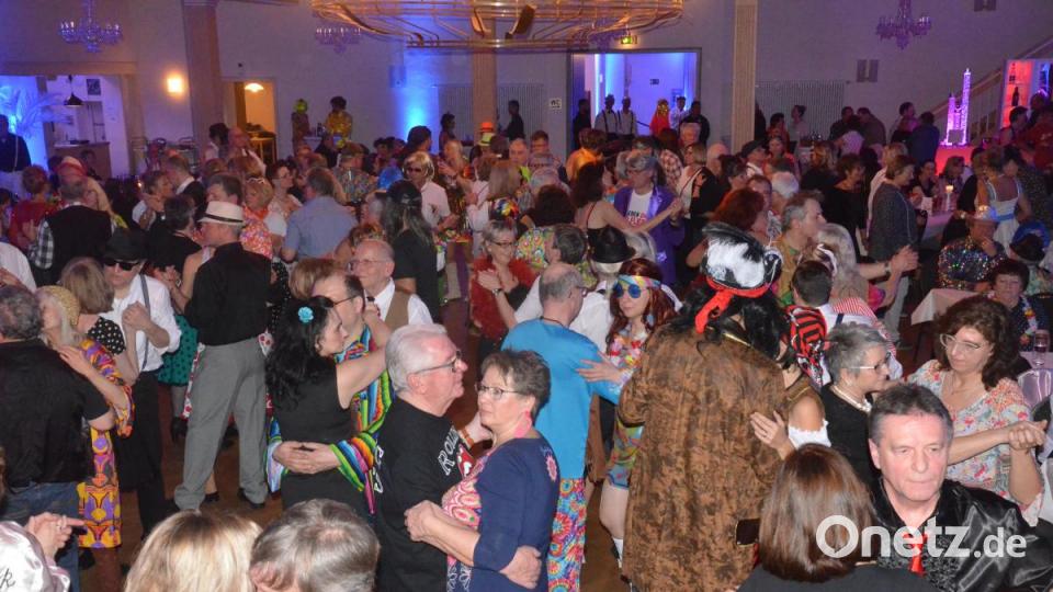 Viele 60s-Fans schwingen das Tanzbein bei der Revival Party. Bild: Kunz