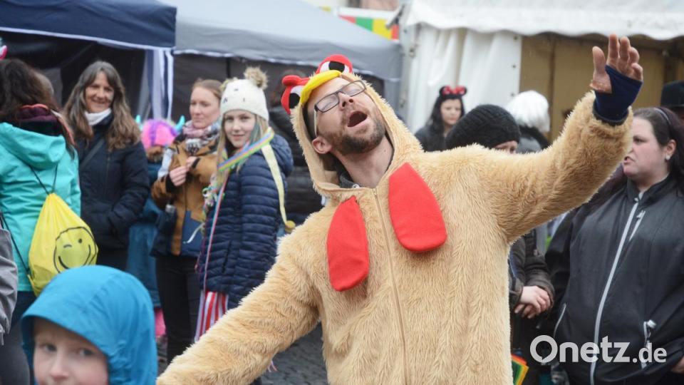 Er wollt, er wär&#039; ein Huhn: Gut gelaunt tanzt dieses Federtier vor dem Alten Rathaus zur Musik von DJ Michael B. Bild: Gabi Schönberger