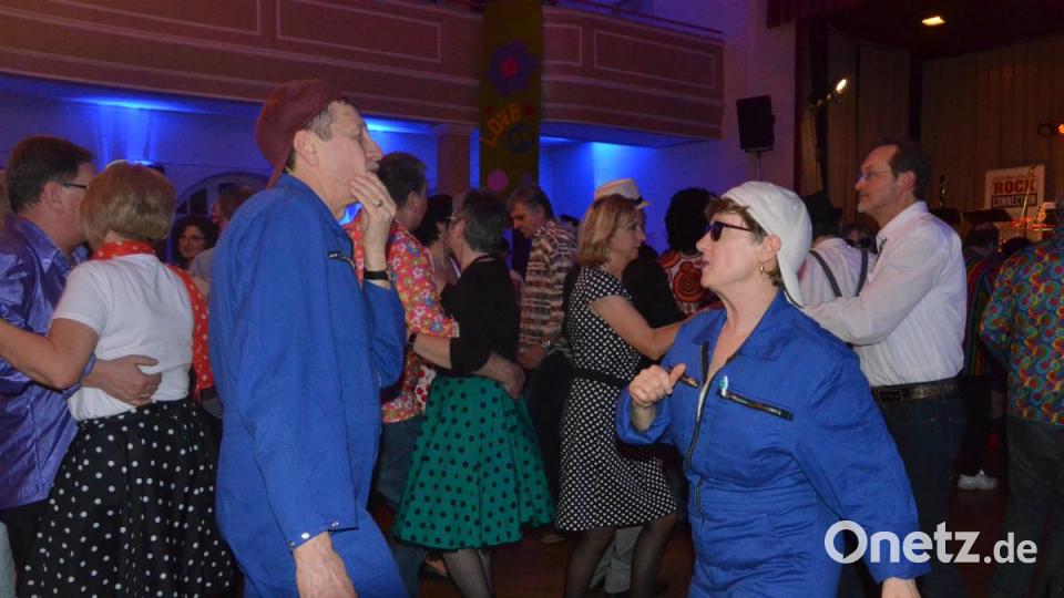 Viele 60s-Fans schwingen das Tanzbein bei der Revival Party. Bild: Kunz