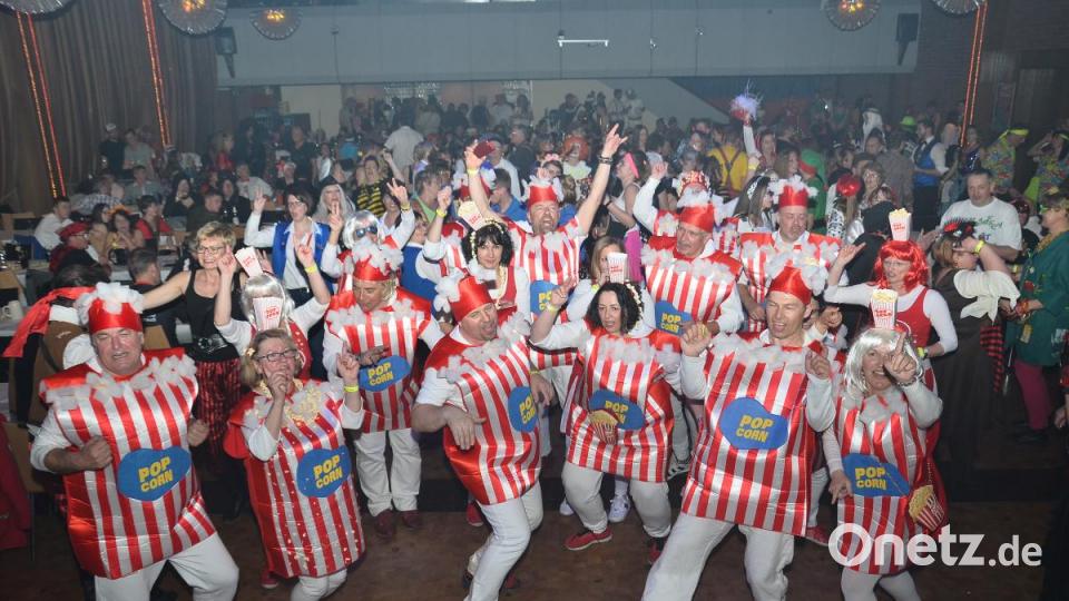 Als große Popcorn-Schar zollt diese Gruppe dem Vohenstraußer Fasching fröhlich und ausgelassen ihre Hochachtung. Bild: fjo