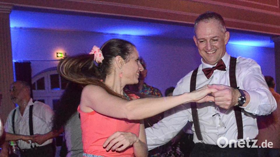 Viele 60s-Fans schwingen das Tanzbein bei der Revival Party. Bild: Kunz