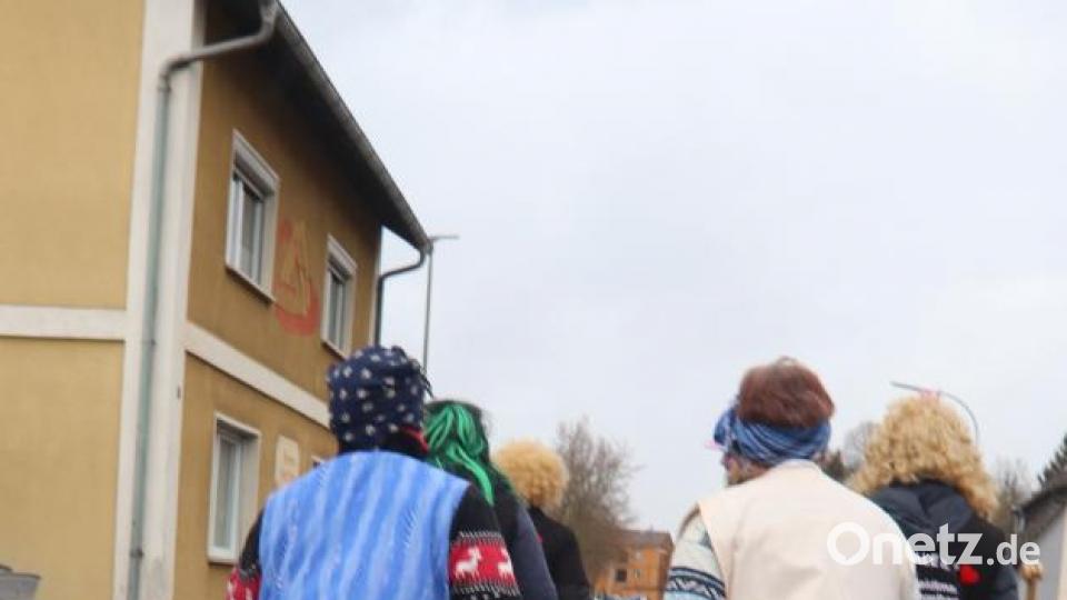 Die Putzkolonne am Ende des Faschingsumzugs räumte gleich wieder auf. Bild: mfh