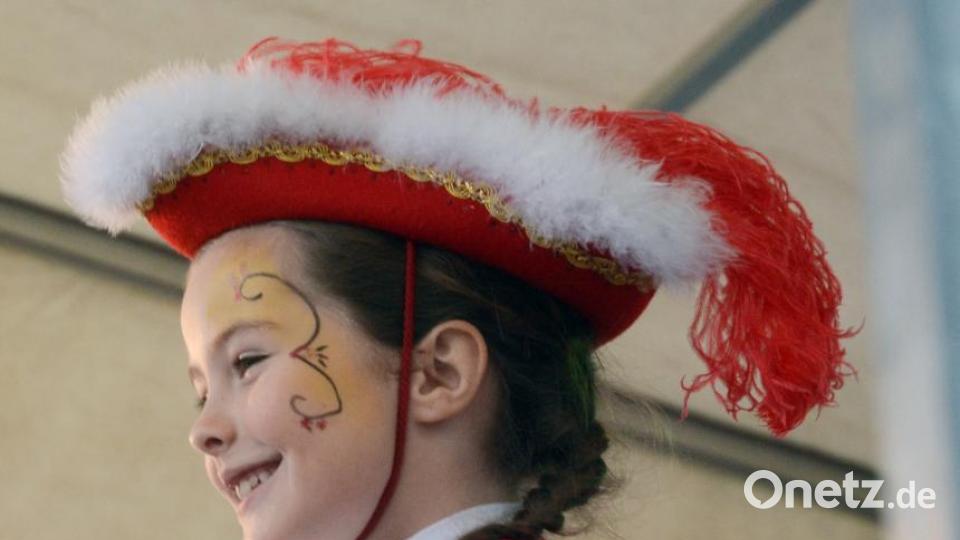 Die Narhalla-Garden unterhielten mit ihren Tanzeinlagen. Bild: jak