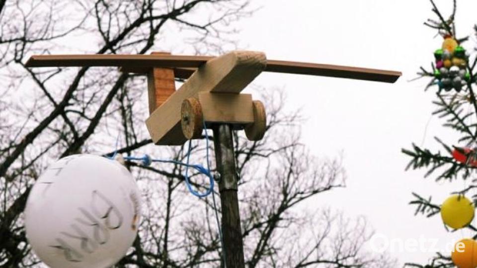 Laute US-Drohnen holen die Hohenburger mit der Fliegenklatsche vom Himmel. Bild: gf