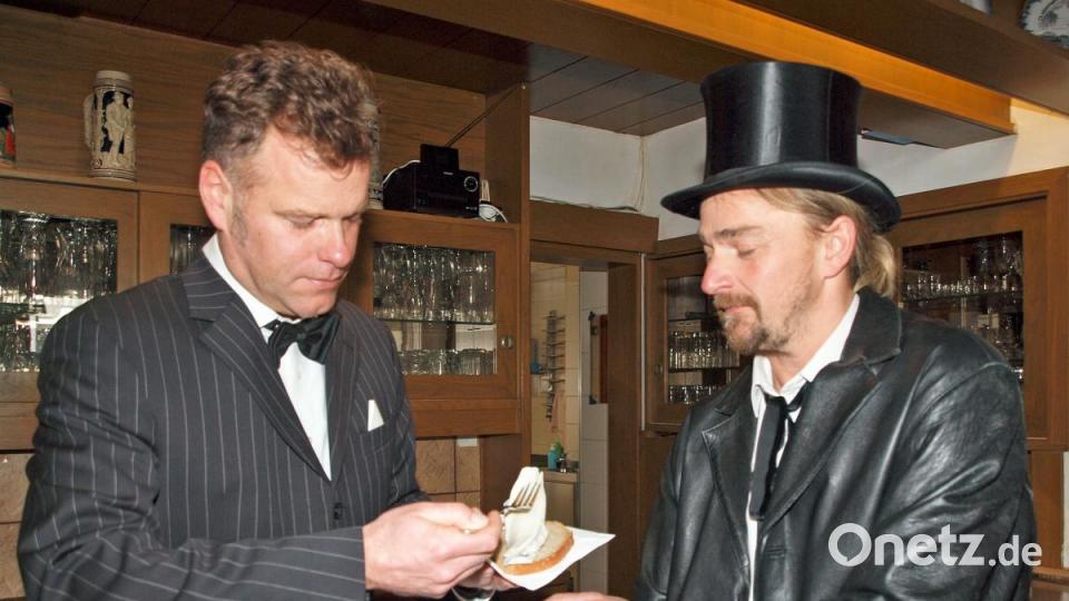 Jürgen Wendl (links) und Reinhard Reindl sind für den Fischverkauf zuständig. Bild: sön