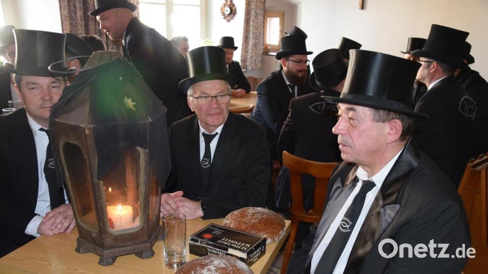 Es dauert noch ein paar Minuten. Die große Laterne wird dann an einer Stange mitgetragen. Los geht es, wenn die Kirchturmuhr "Oans" schlägt. Bild: bö