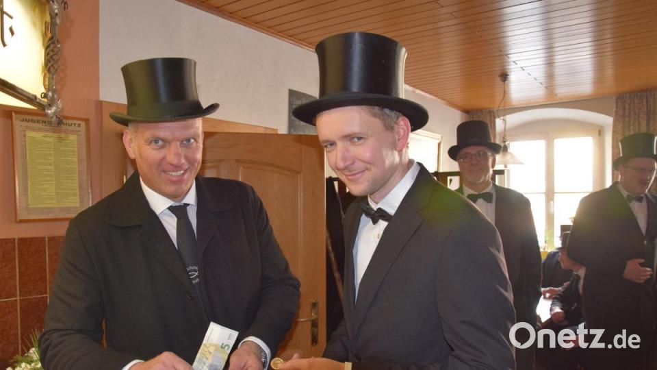 Fünf Euro kostet das Billettl, das Zeremonienmeister Thomas Wagner (links) jedem Fischzugteilnehmer auf den Rücken malen wird. Bild: bö