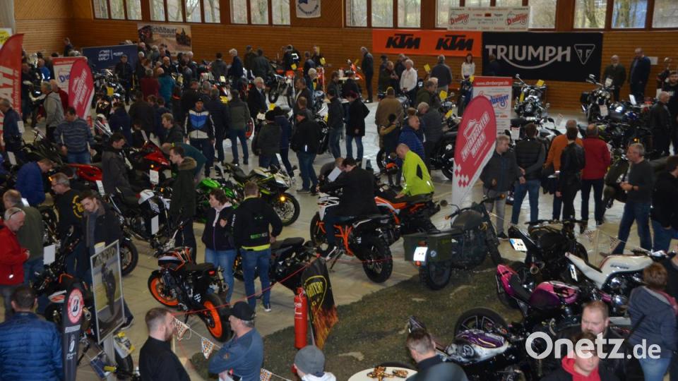Die Motorradausstellung in der Dreifachturnhalles des Motorradclubs Vohenstrauß (MCV) war wieder ein Riesenerfolg. Bereits am Vormittag verzeichnete der Verein einen Ansturm. Bild: dob