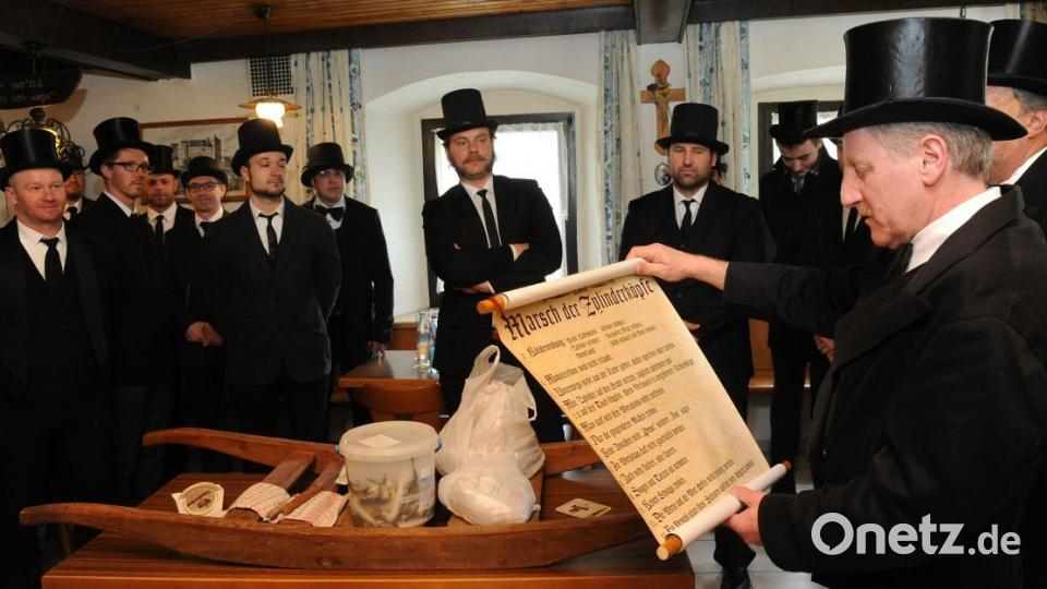Zeremonienmeister Klaus Schindler (rechts) verkündet die 14 Statuten, an die man sich eisern halten muss. Bild: gf