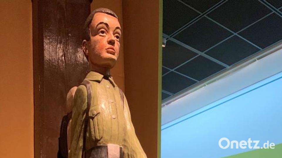 Die Holzfigur eines Wanderers lädt dazu ein, in einer Jugendherberge aufzutanken und neue Kraft zu schöpfen. Bild: gük