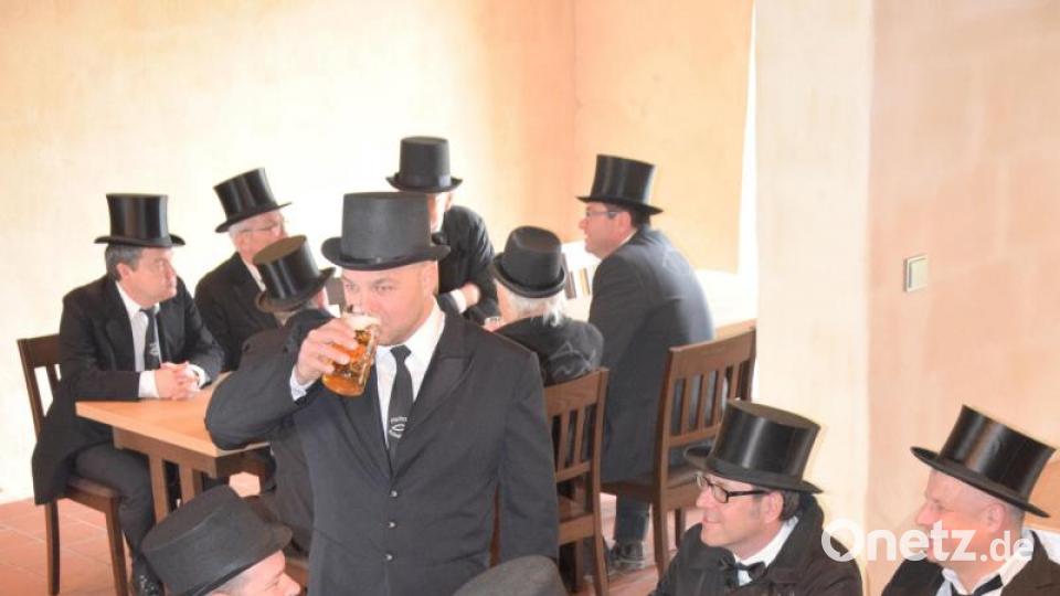 Erst im Wirtshaus darf wieder geredet werden. Da haben sich die Männer viel zu erzählen. Im Zug kostet das einen "Fünfer". Bild: bö