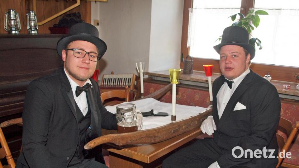 Marcel Malotta (links) und Bastian Versch bewachen den Geldbeutel. Sie waren durch Losentscheid dazu auserwählt worden. Bild: sön