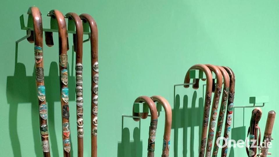 Sie gehören zum sogenannten Wander-Equipment: Stöcke, die man mit bunten Etiketten verzierte, um auf Wanderstrecken hinzuweisen, die bewältigt wurden. Bild: gük