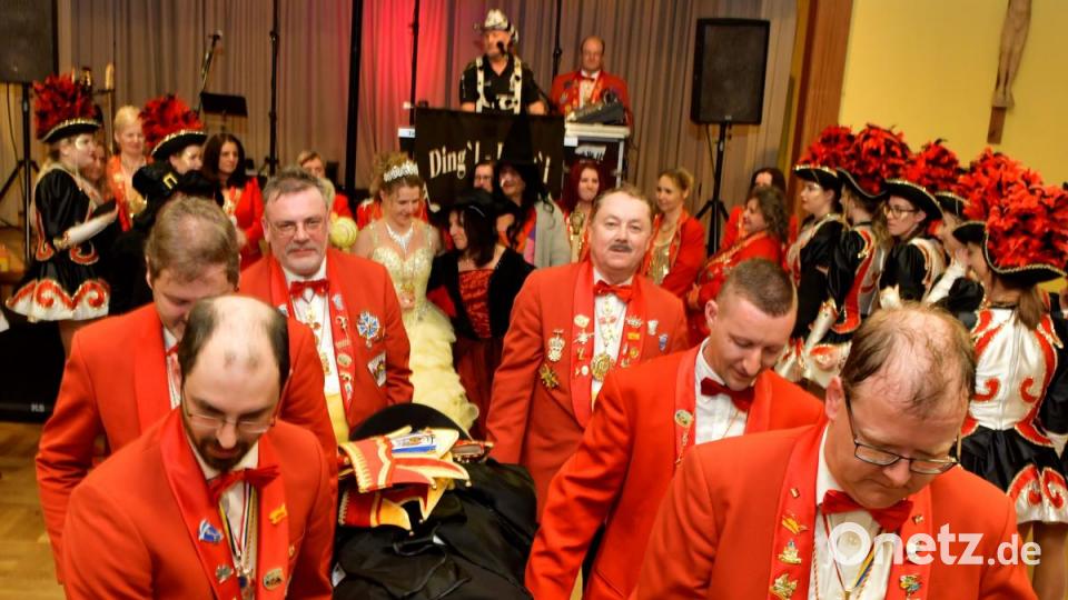 Der Prinz ist tot, der Fasching ist zu Ende: Minister der Narrhalla tragen Daniel I. auf der Bahre aus dem Saal getragen. Bild: zig