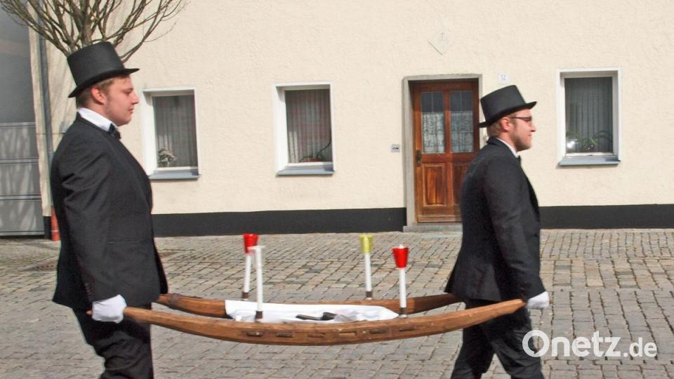 Marcel Malotta (links) und Bastian Versch waren durch Losentscheid auserwählt zu Trägern der Misttrage mit dem Geldbeutel. Bild: sön