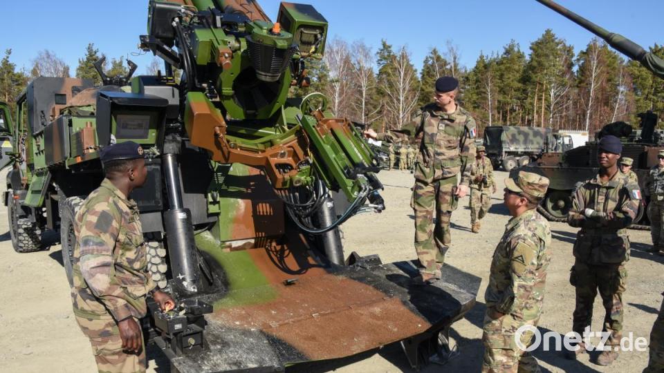 Französische Soldaten erklären die Selbstfahrende Feldhaubitze CAESAR bei der Übung Dynamic Front 19 auf dem Truppenübungsplatz Grafenwöhr. Bild: U.S. Army photo by Markus Rauchenberger
