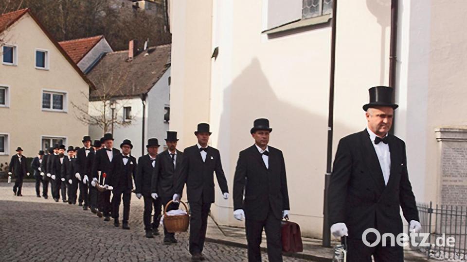 Vom Bärenwirt aus bewegte sich der 18 Mann starke Fischzug weiter an der Kirche vorbei zum Löwenwirt. Bild: sön