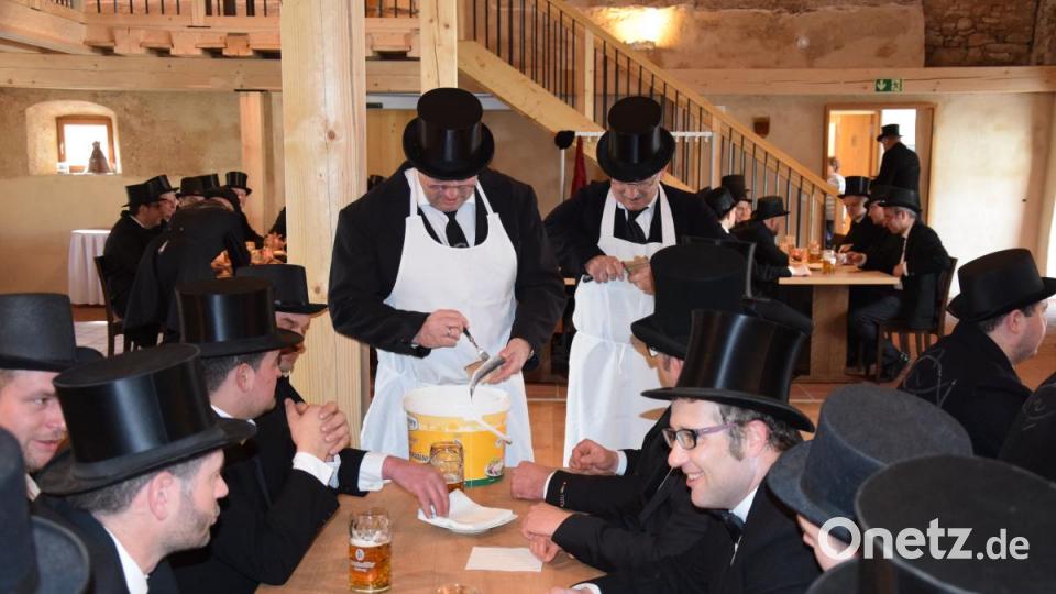 Brot und Fisch sind reichlich im Tross dabei. Darum kümmern sich Markus Hummel und Michael Eckmeder als Fisch- und Brotmeister. Bild: bö