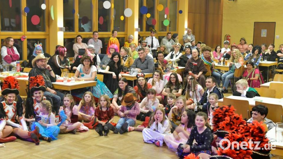 Voll besetzt war der Pfarrsaal St. Michael beim Kehraus der Narrhalla. Bild: zig