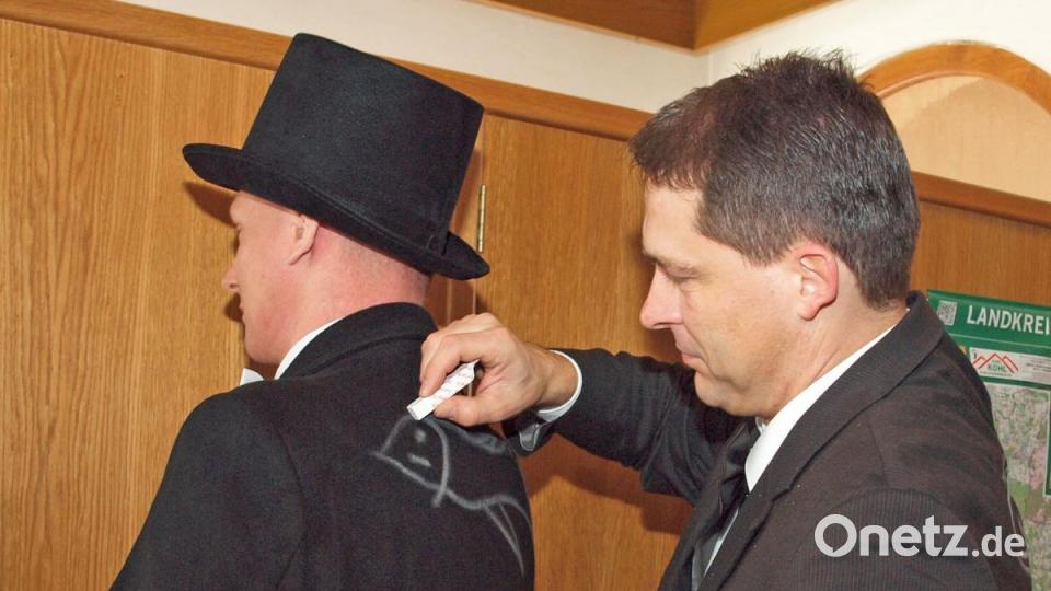 Jeder Teilnehmer bekommt vom Fischzug-Chef Stefan Fuchs (rechts) einen Fisch auf die Anzugrückseite gezeichnet. Bild: sön