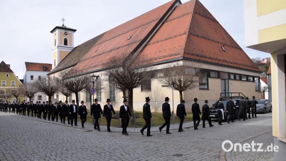 Diesmal sind beim Fischzug in Schmidmühlen 65 Männer mit Frack und Zylinder von Anfang an dabei. Bild: bö