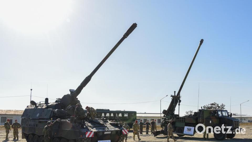 Die deutsche Panzerhaubitze 2000 und die Selbstfahrende Feldhaubitze CAESAR der französischen Armee bei der Übung Dynamic Front 19 auf dem Truppenübungsplatz Grafenwöhr. Bild: U.S. Army photo by Markus Rauchenberger