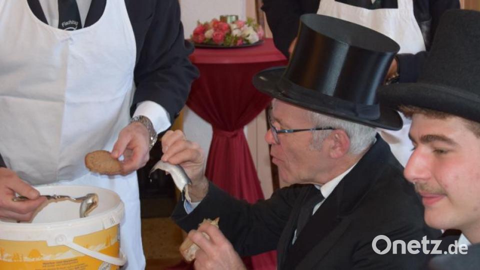 Fisch und Brot werden mit Stil beim Fischzug verspeist - und davon jede Menge, denn der Tag ist lang. Bild: bö