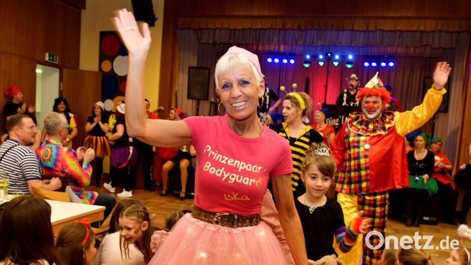 Oberhofmarschallin Iska Rausch von Traubenberg im extravaganten Outfit als Prinzenpaar-Bodyguard, dahinter Prinzessin Maria I. und Prinz Daniel I. Bild: zig