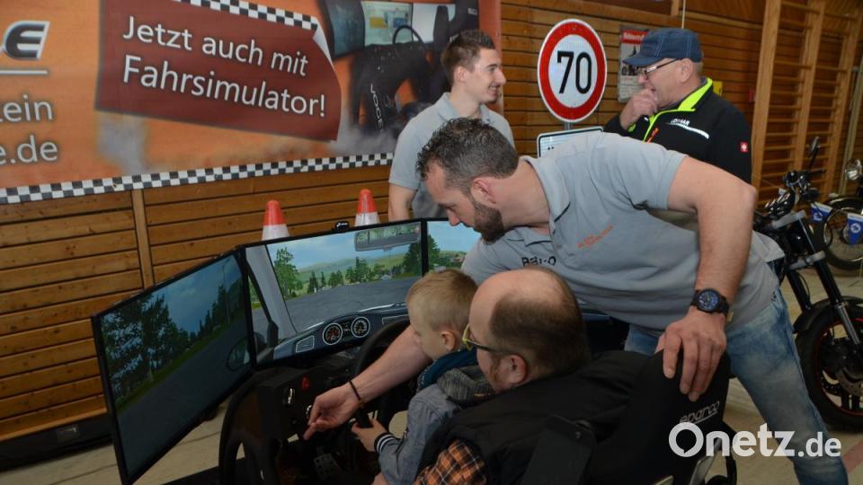 Am Fahrsimulator von Balko's Fahrschule von Bernhard Balk (rechts) konnten sich die Besucher schon mal warmlaufen. Bild: dob