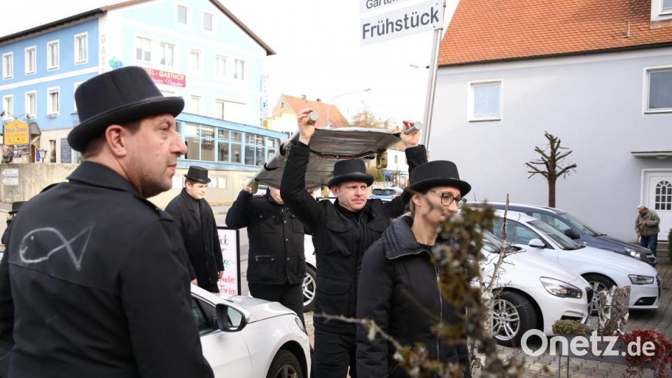 Zwischen geparkte Autos müssen alle hindurch. Bild: egl