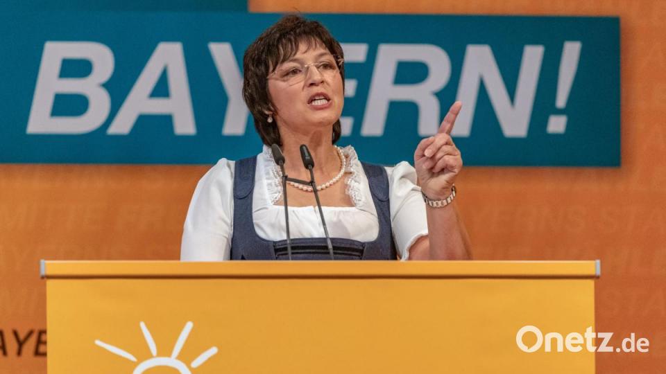 Ulrike Müller, Europaabgeordnete der Freien Wähler, spricht beim Politischen Aschermittwoch der Freien Wähler in der Stadthalle Deggendorf zu den Parteianhängern. Bild: Armin Weigel/dpa