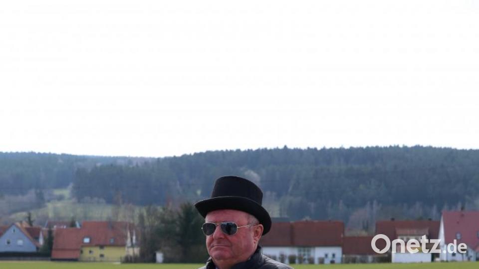 Zum Schluss des Zuges geht ein Mann mit der Laterne Bild: egl
