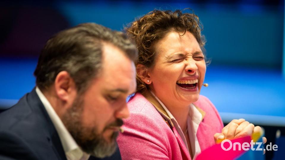 Nicola Beer (r), Spitzenkandidatin der FDP bei der Europawahl, lacht beim Politischen Aschermittwoch. Im Vordergrund sitzt Daniel Föst, FDP-Bundestagsabgeordneter. F Bild: Sina Schuldt/dpa