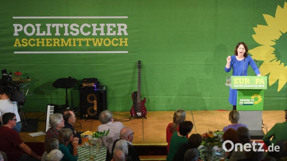 Annalena Baerbock, Bundesvorsitzende von Bündnis 90/Die Grünen, spricht beim politischen Aschermittwoch von Bündnis 90/Die Grünen in München. Bild: Tobias Hase/dpa