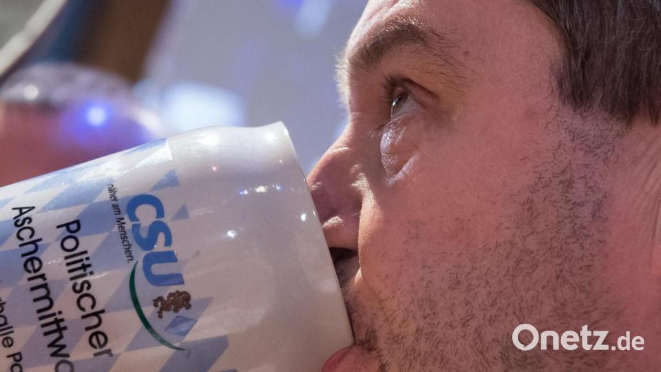 Markus Söder, CSU-Parteivorsitzender und Ministerpräsident von Bayern, trinkt beim Politischen Aschermittwoch der CSU in Passau aus einem Bierkrug. Bild: Peter Kneffel/dpa