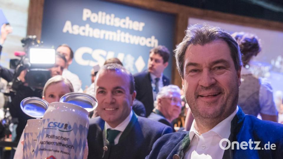 Manfred Weber (links), CSU-Europapolitiker und Fraktionsvorsitzender der Europäischen Volkspartei und Markus Söder, CSU-Parteivorsitzender und Ministerpräsident von Bayern, heben beim politischen Aschermittwoch der CSU in Pssau die Bierkrüge. Bild: Peter Kneffel/dpa