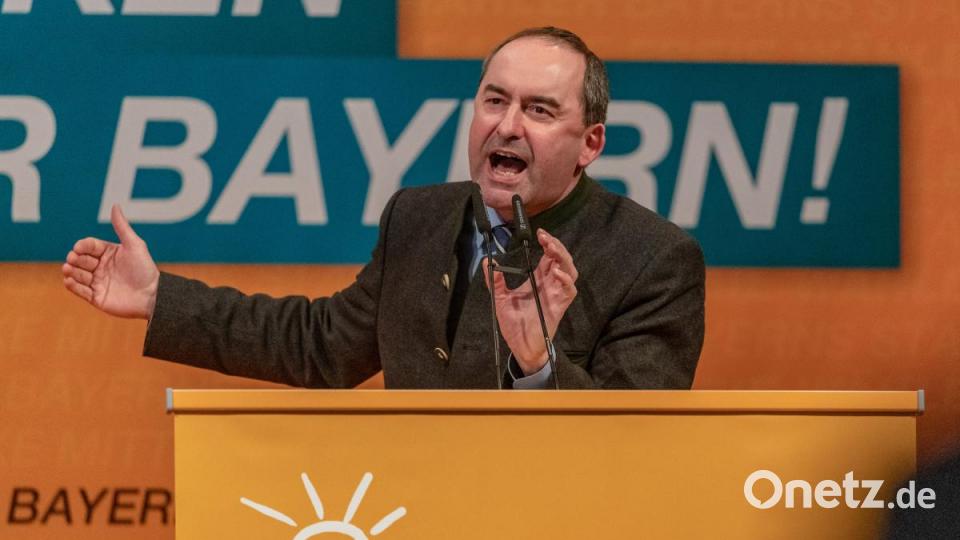 Hubert Aiwanger, Vorsitzender der Freien Wähler und bayerischer Wirtschaftsminister, spricht beim Politischen Aschermittwoch der Freien Wähler in der Stadthalle in Deggendorf zu den Parteianhängern. Bild: Armin Weigel/dpa