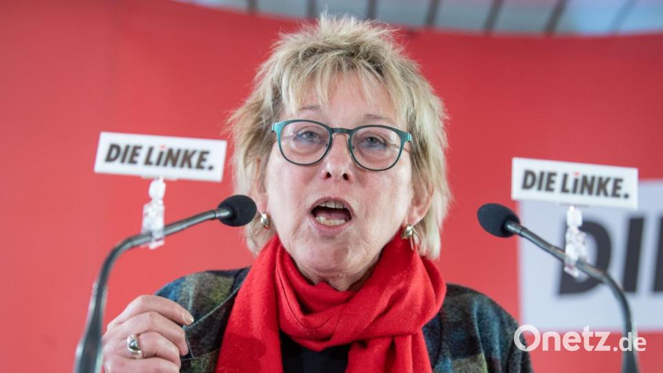 Eva Bulling-Schröter (Die Linke), Landesvorsitzende der Linken in Bayern, spricht beim politischen Aschermittwoch der Linken in Passau. Bild: Lino Mirgeler/dpa