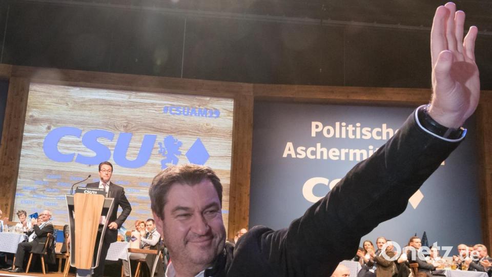 Markus Söder, CSU-Parteivorsitzender und Ministerpräsident von Bayern, winkt beim politischen Aschermittwoch der CSU in Passau. Bild: Peter Kneffel/dpa