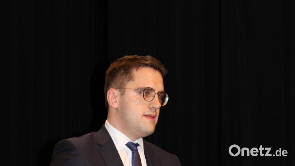 Auch der Spitzenkandidat der CSU Oberpfalz für die Europawahl und Mitglied im Parteivorstand der CSU Christian Doleschal aus Brand trat ans Rednerpult und bat um tatkräftige Unterstützung für die anstehende Wahl. Bild: ckl