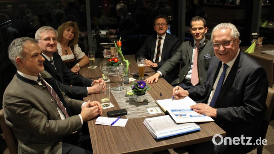 Innenminister Herrmann trägt sich vor Beginn des 48. Politischen Ascherfreitags in das Gästebuch der CSU ein. Bild: ckl