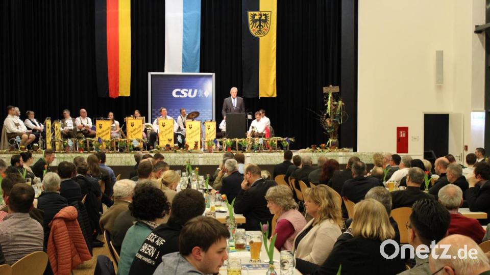 Beinahe bis auf den letzten Platz war die Stadthalle beim Besuch des bayerischen Innenministers besetzt. Bild: ckl