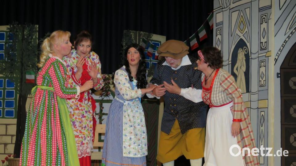 Bunte Szenen bereichern das Musktheater als Augenschmaus. Bild: ubb