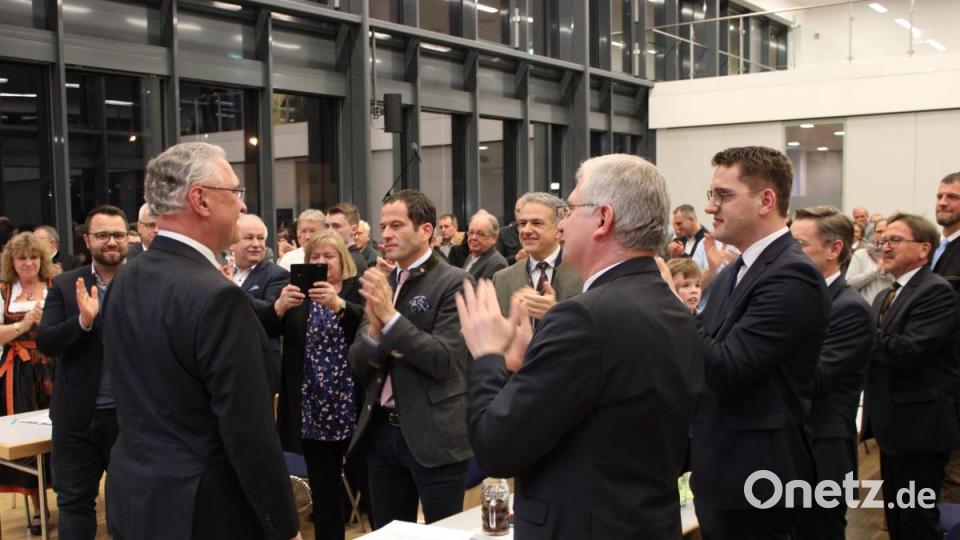 Mit stehenden Ovationen wurde Joachim Herrmann nach seiner Rede wieder am Platz in Empfang genommen. Bild: ckl