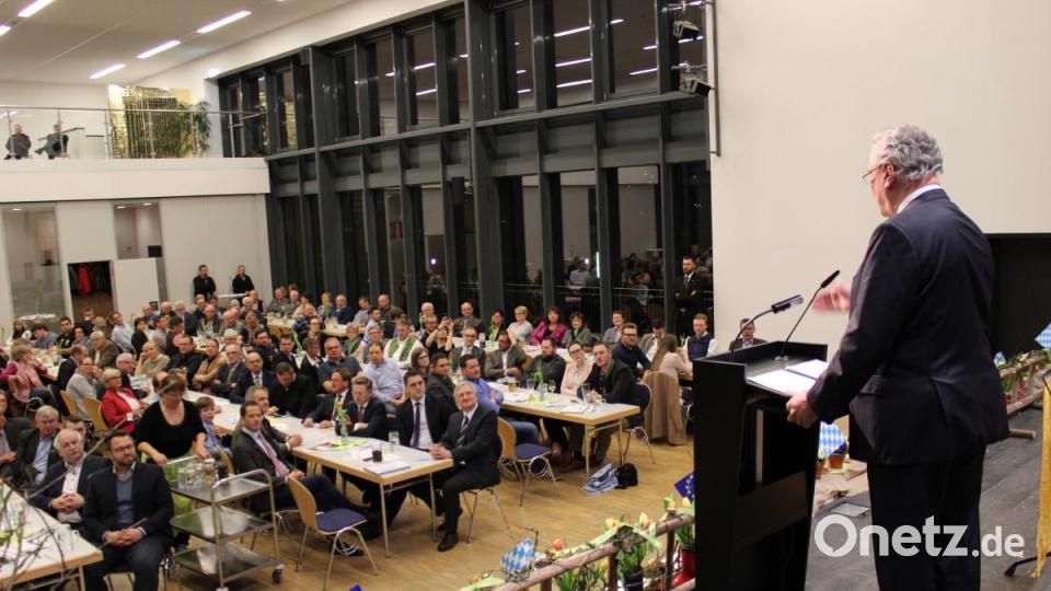 Gebannt lauscht das Publikum in der Stadthalle Erbendorf der Rede des Innenministers. Bild: ckl