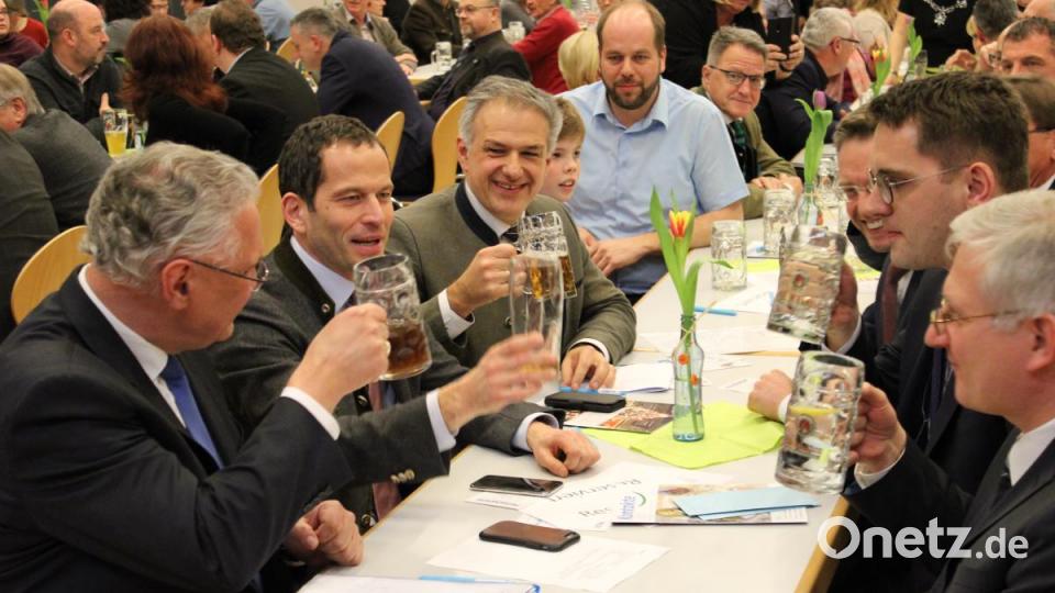 Die Politiker stoßen - nicht immer mit Bier - gemeinsam auf einen gelungenen Abend an. Bild: ckl