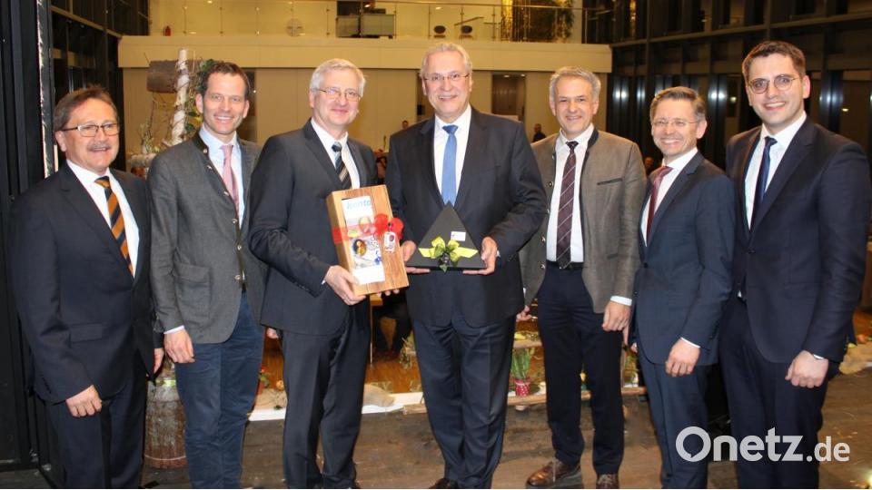 Ein Andenken der kulinarischen Art an den 48. Politischen Ascherfreitag überreichten Bürgermeister Hans Donko, MdB Albert Rupprecht, CSU-Ortsvorsitzender Johannes Reger (von links) sowie Spitzenkandidat Christian Doleschal, MdL Tobias Reiß und stellvertretender Landrat Roland Grillmeier (von rechts) dem Hauptredner des Abends Innenminister Joachim Herrmann (Mitte). Bild: ckl