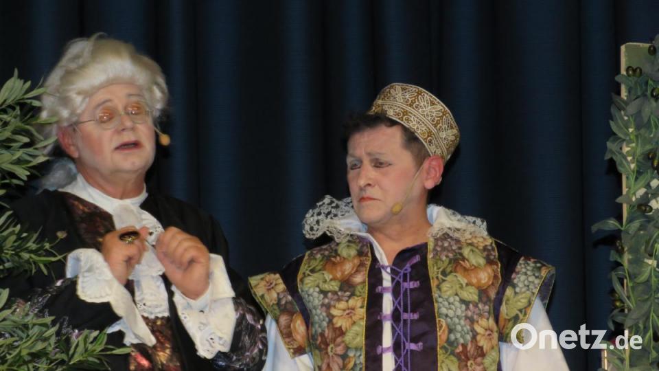 Der Herzog (Wilhelm Glaßl) möchte, dass der Prinz von Palermo (Albert Dobmeier) seine Tochter Fiametta heiratet. Bild: ubb