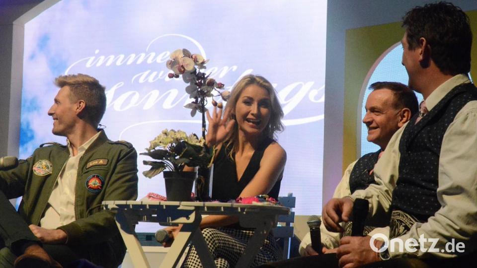 Hatten viel Spaß auf der Bühne: Maximilian Arland, Anna-Carina Woitschack und &quot;Die Ladiner&quot;. Bild: Kunz